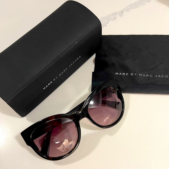 Marc Jacobs sunglasses 🕶 - Picture 1 of 13